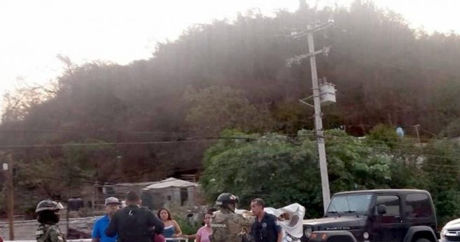 Bloquean la autopista Colima-Manzanillo para exigir aparición de jóvenes secuestradas