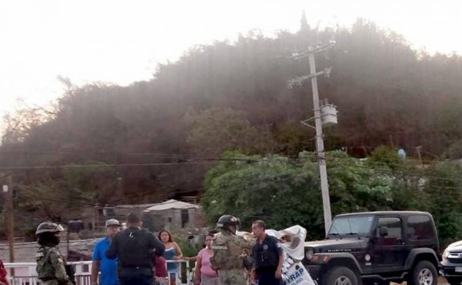 Bloquean la autopista Colima-Manzanillo para exigir aparición de jóvenes secuestradas