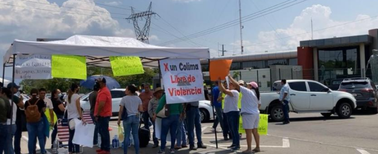Bloquean familiares de desaparecidos la autopista Colima-Manzanillo