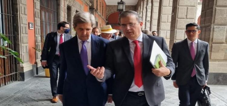 Ebrard anuncia con John Kerry que México trabaja en transición a energías limpias