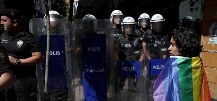 Reprime policía turca marcha del orgullo LGBT en Estambul Reprime policía turca marcha del orgullo LGBT en Estambul