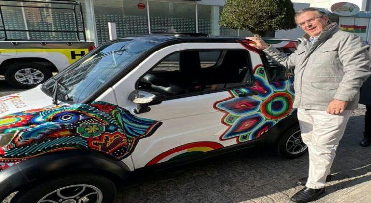 Marcelo Ebrard condujo un auto eléctrico boliviano