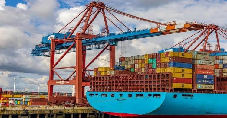 Manzanillo amplia capacidad de movilización de contenedores