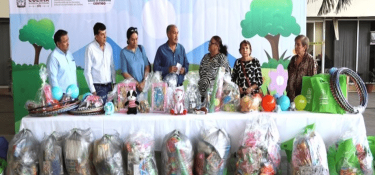 Entregan juguetes en Tecomán