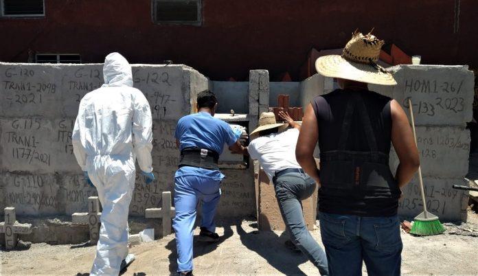 Entregan sepulturas a cuerpos no identificados en Manzanillo