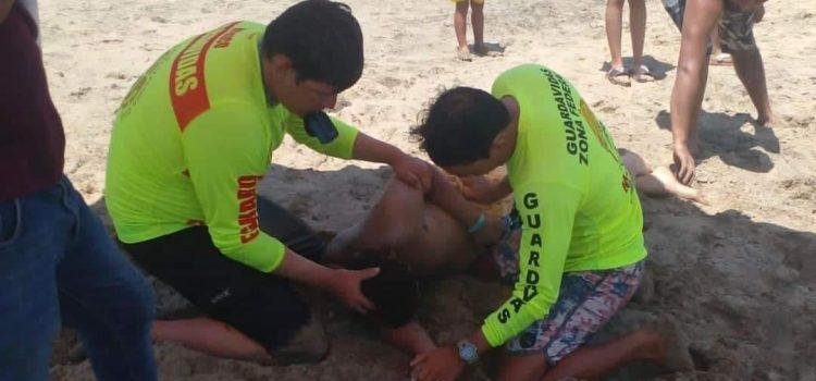 Rescatan a bañista en Playa de Oro