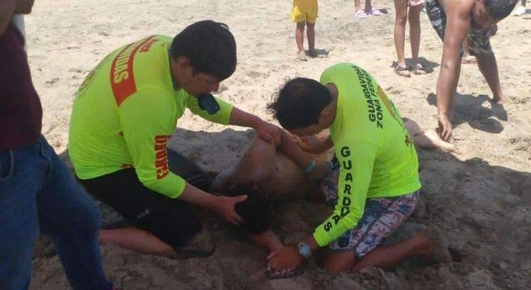 Rescatan a bañista en Playa de Oro