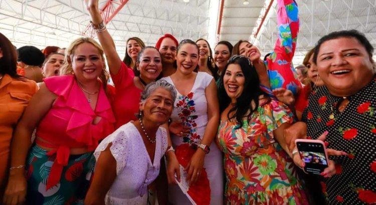 Indira convive con mujeres sindicalizadas del Gobierno, por el Día de las Madres