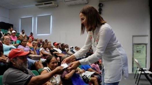 Entregan apoyos sociales a los más necesitados en Manzanillo
