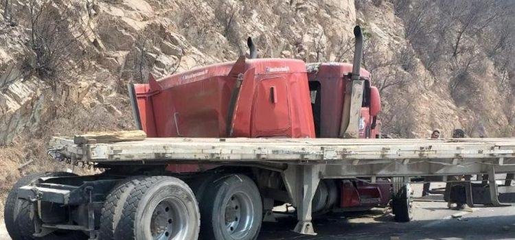 Tráiler se accidenta en Puente Tepalcates, Manzanillo