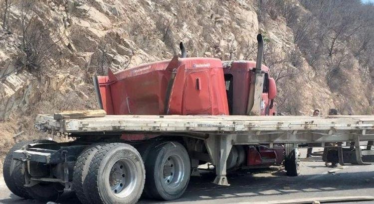 Tráiler se accidenta en Puente Tepalcates, Manzanillo