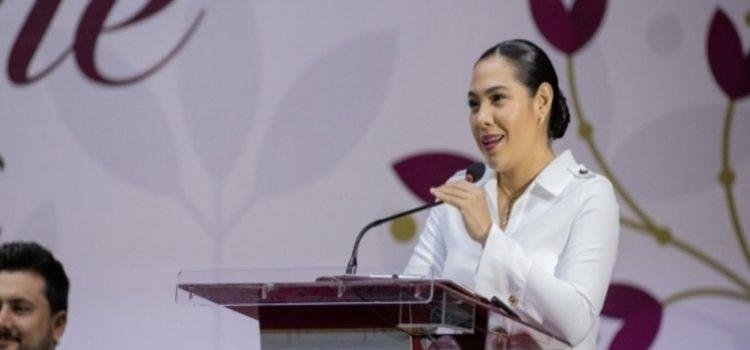 Indira anuncia ‘ColiBecas Computadoras’ para maestras y maestros