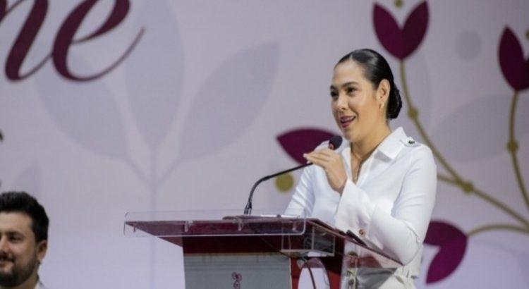 Indira anuncia ‘ColiBecas Computadoras’ para maestras y maestros