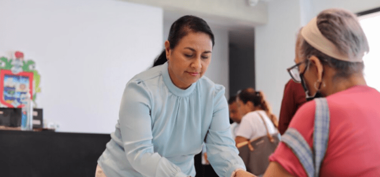 Entregan apoyos a 45 familias de Manzanillo 