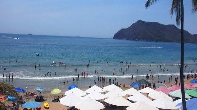 Rescatan a turista en playa Miramar en Manzanillo