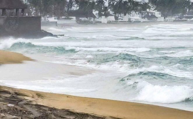 Incrementa el oleaje en playas de Manzanillo