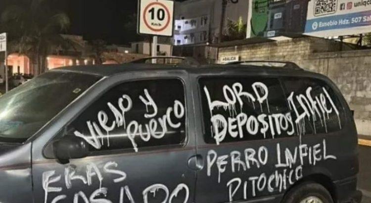 Grafitean camioneta de hombre infiel en Manzanillo