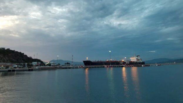 Hillary provoca cierre del puerto de Manzanillo