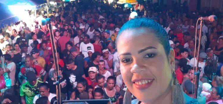 Vocalista de la Original de Manzanillo es atacada en concierto
