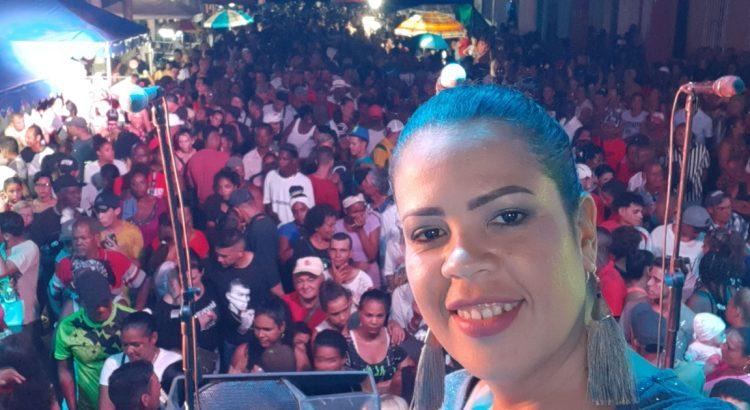 Vocalista de la Original de Manzanillo es atacada en concierto