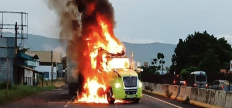 Incendian tráilers en la Autopista Colima-Manzanillo