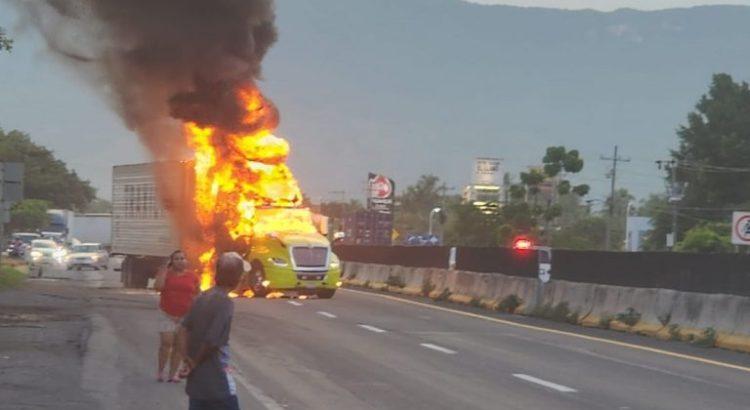Se restablece circulación de autopista Colima-Manzanillo
