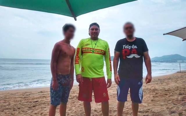 Rescatan a tres hombres por riesgo de ahogamiento en Manzanillo