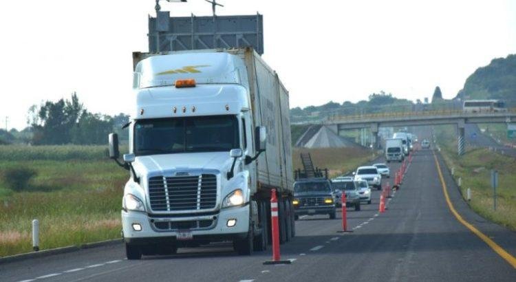 Denuncian transportistas abandono en carreteras de Manzanillo