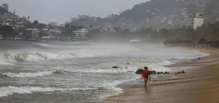 Advierten altos oleajes en costas de Colima