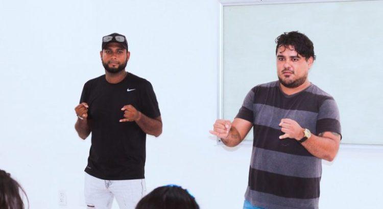 Imparten talleres de lengua de señas en escuelas de Manzanillo