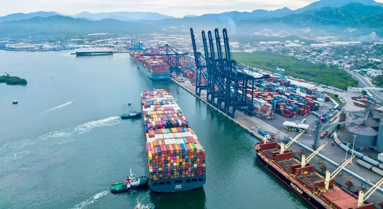 Manzanillo el puerto mayor movimiento de carga por contenedor