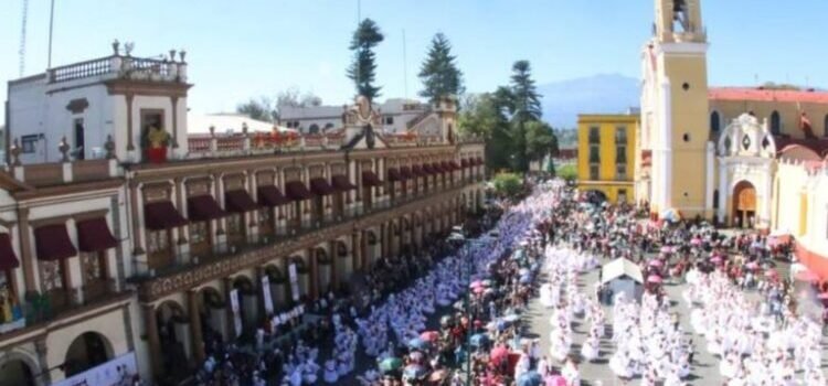 El centro de Xalapa se llenó de jarochos con el récord La Bamba 2024 El centro de Xalapa se llenó de jarochos con el récord La Bamba 2024