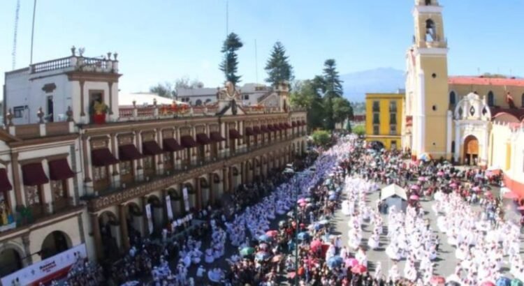 El centro de Xalapa se llenó de jarochos con el récord La Bamba 2024