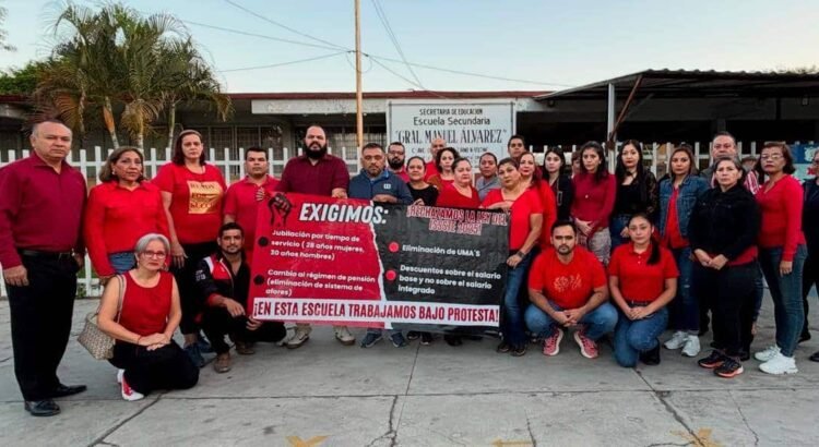 Maestros paran labores, exigen frenar reforma al ISSSTE