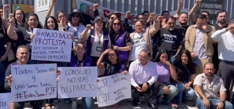 Protestan trabajadores de la Defensoría Pública en Colima por recorte a sus prestaciones salariales