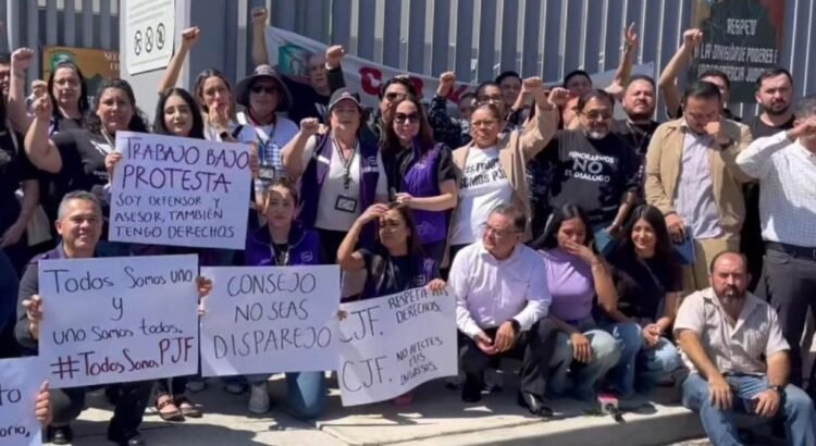 Protestan trabajadores de la Defensoría Pública en Colima por recorte a sus prestaciones salariales