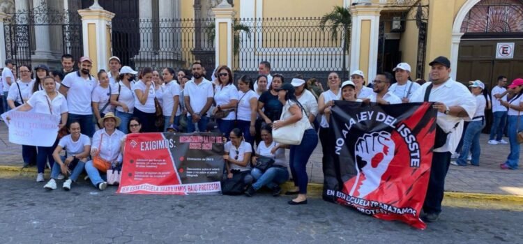 Maestros protestan contra reforma al ISSSTE en Colima