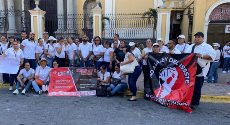 Maestros protestan contra reforma al ISSSTE en Colima