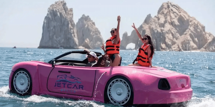 Convertible rosa surca las aguas de El Médano
