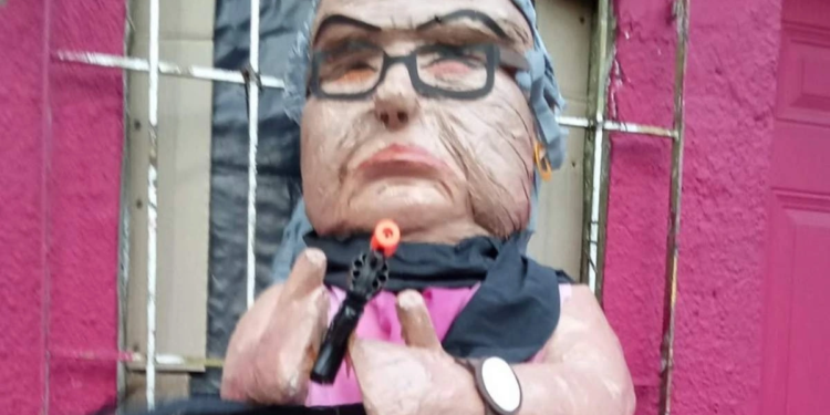 Crea polémica el lanzamiento de piñata de la “abuelita sicaria”