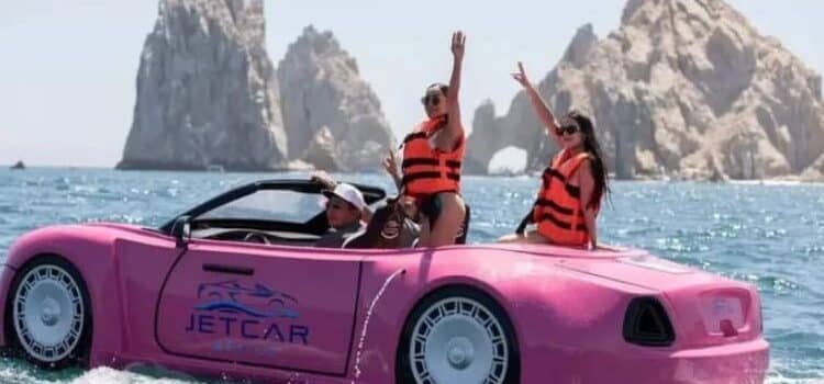 Convertible rosa surca las aguas de El Médano
