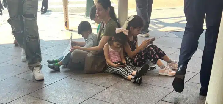 Efecto Trump: familia en Los Ángeles pide limosna tras deportación del padre Efecto Trump: familia en Los Ángeles pide limosna tras deportación del padre