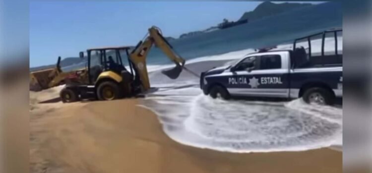 Patrulla atrapada por oleaje en Manzanillo Patrulla atrapada por oleaje en Manzanillo
