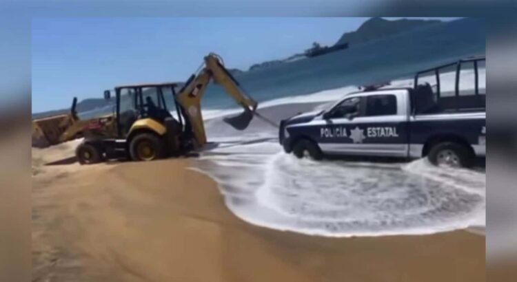 Patrulla atrapada por oleaje en Manzanillo