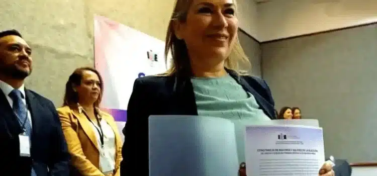 Exabogada del “Chapo” recibe su constancia de mayoría Exabogada del “Chapo” recibe su constancia de mayoría