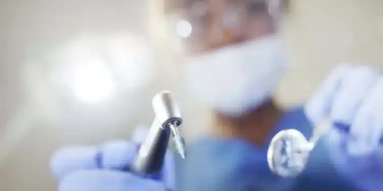 Ejercía como dentista con conocimientos aprendidos en videos de YouTube