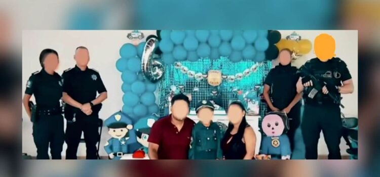 Policías animan fiestas infantiles en Tecomán, indignación tras desaparición de elemento Policías animan fiestas infantiles en Tecomán, indignación tras desaparición de elemento