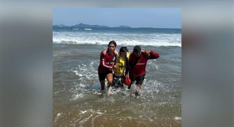 Guardavidas de Colima salvan a pareja en Manzanillo