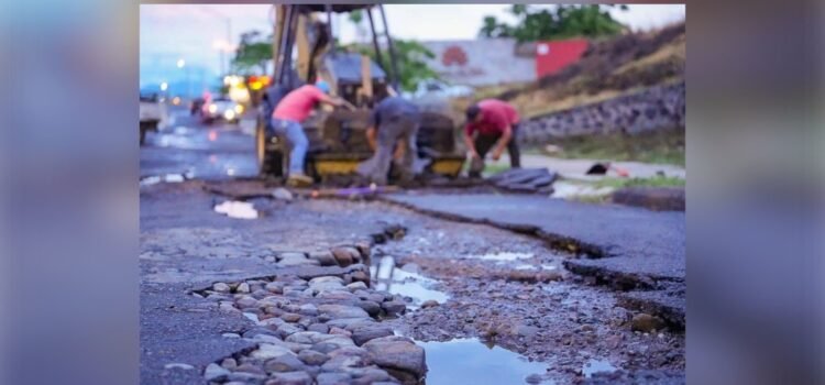 Lluvias colapsan vialidades y desbordan colectores recién construidos en Colima