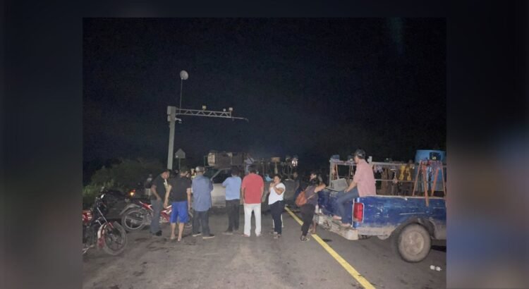 Liberan carretera en Cerro de Ortega tras operativo; señalan al CJNG como responsable del bloqueo
